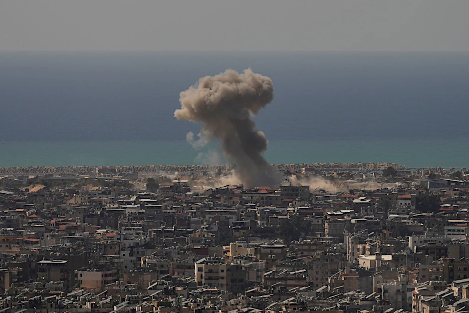 Rauch steigt nach einem Luftangriff über einem Vorort von Beirut auf.