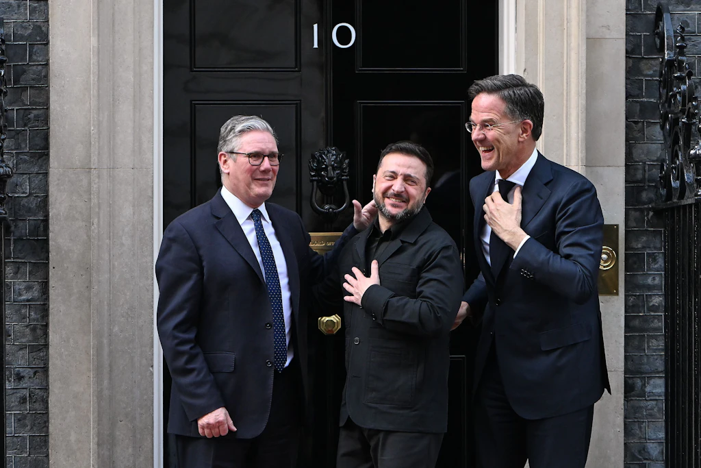 Der britische Premierminister Keir Starmer (l-r), der ukrainische Präsident Wolodymyr Selenskyj und Nato-Generalsekretär Mark Rutte verlassen die Downing Street 10.