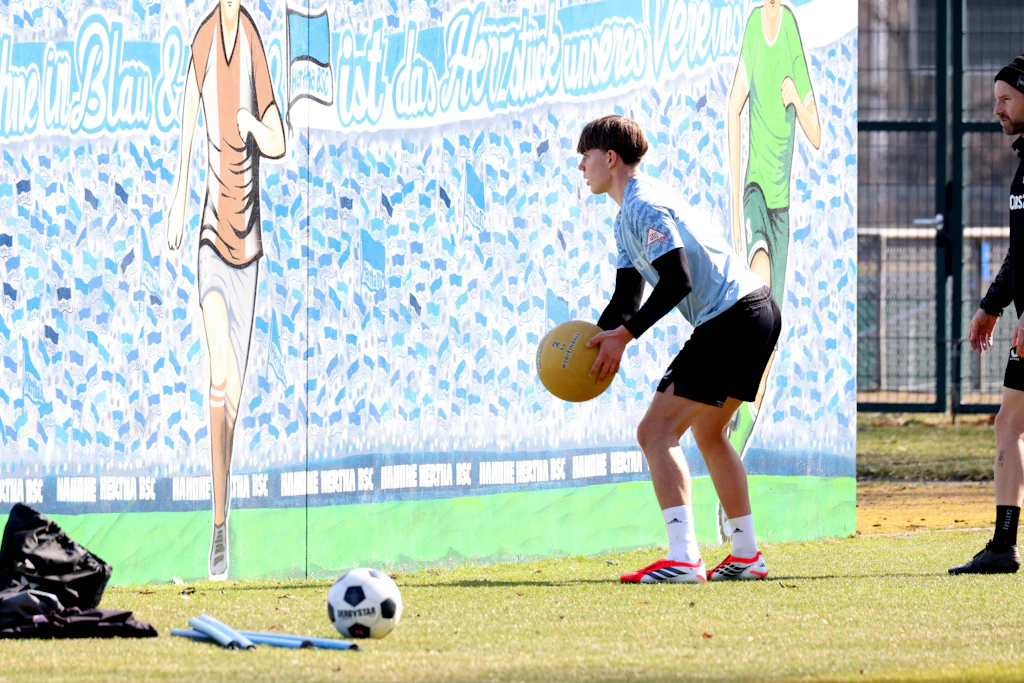 Mit dem Medizinball gegen die Betonwand. So macht sich Herthas Wunderkind Kennet Eichhorn wieder fit.