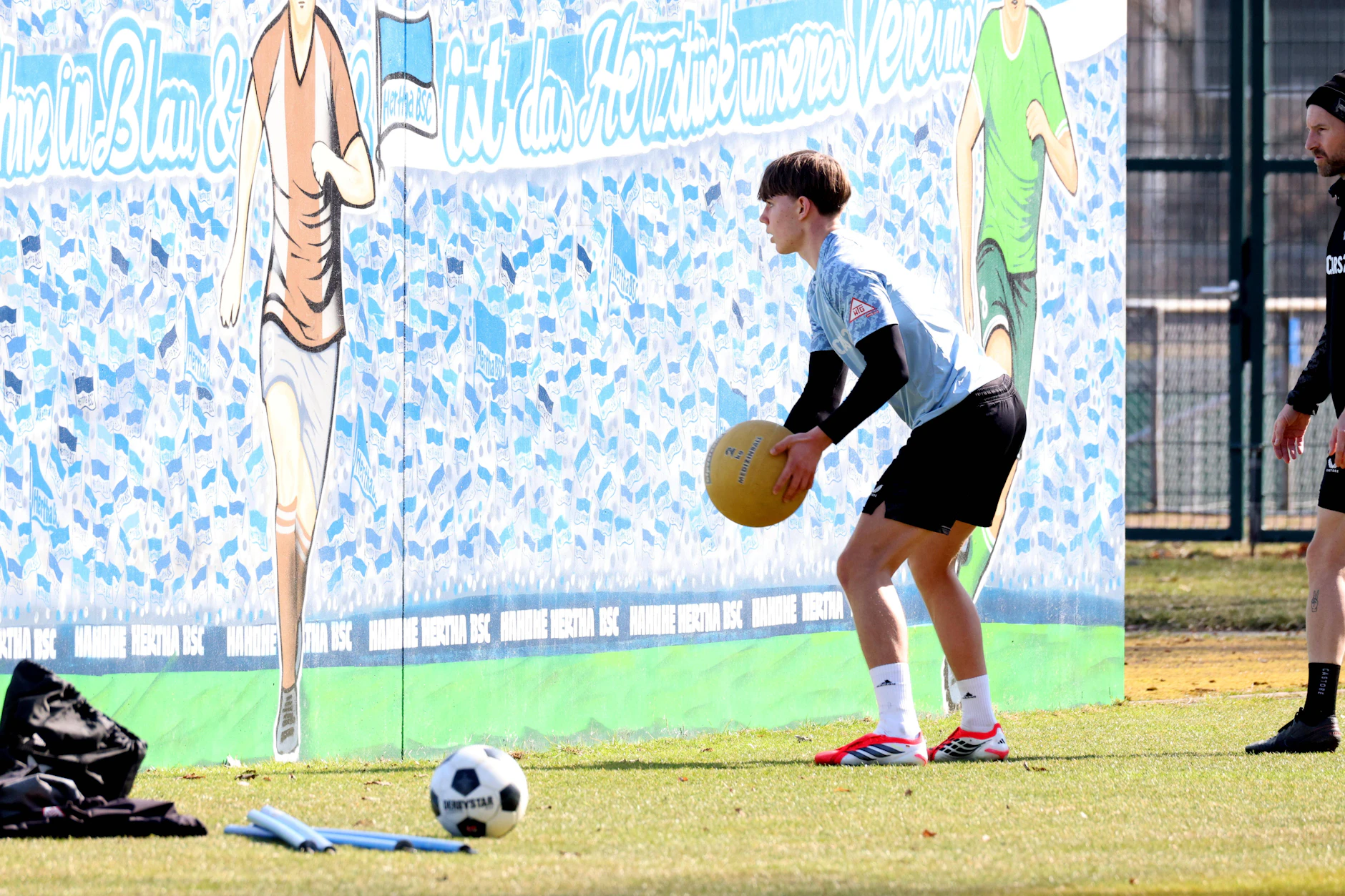 Mit dem Medizinball gegen die Betonwand. So macht sich Herthas Wunderkind Kennet Eichhorn wieder fit.