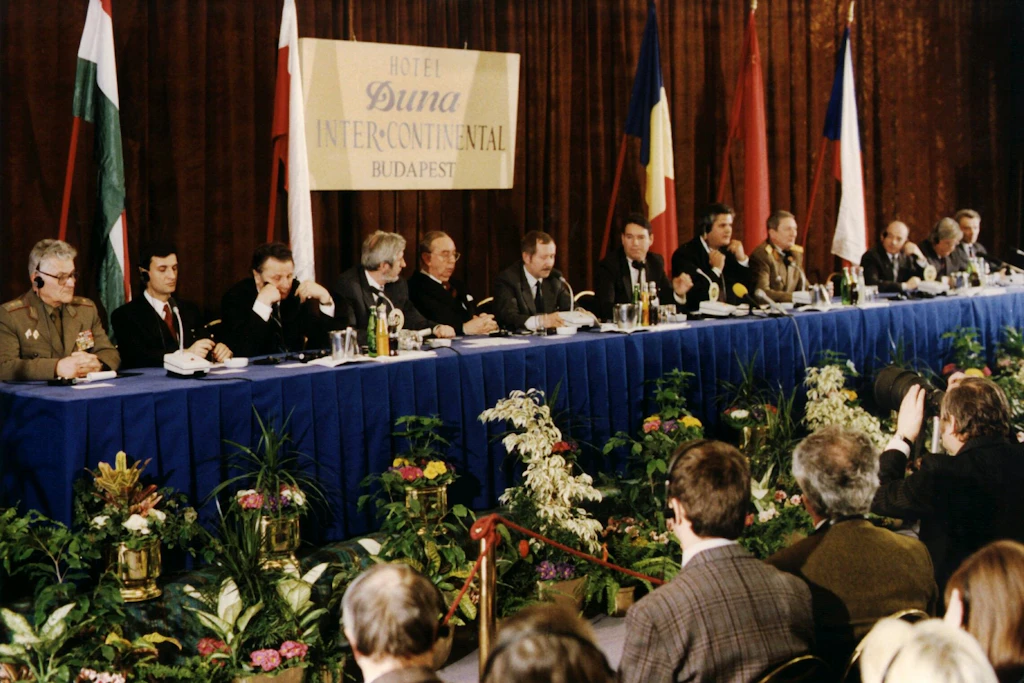 Viktor Orbáns politische Karriere begann bereits kurz vor der Auflösung des Warschauer Pakts, die im Jahr 1991 stattfand.