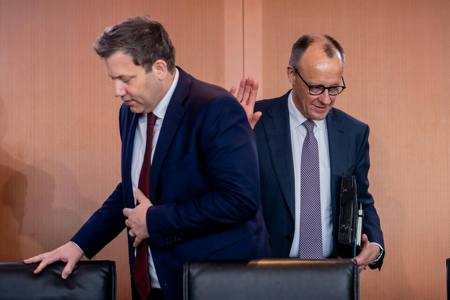 Die Linke fordert von Finanzminister Lars Klingbeil (SPD), sich einer Befragung im Haushaltsausschuss zu stellen.