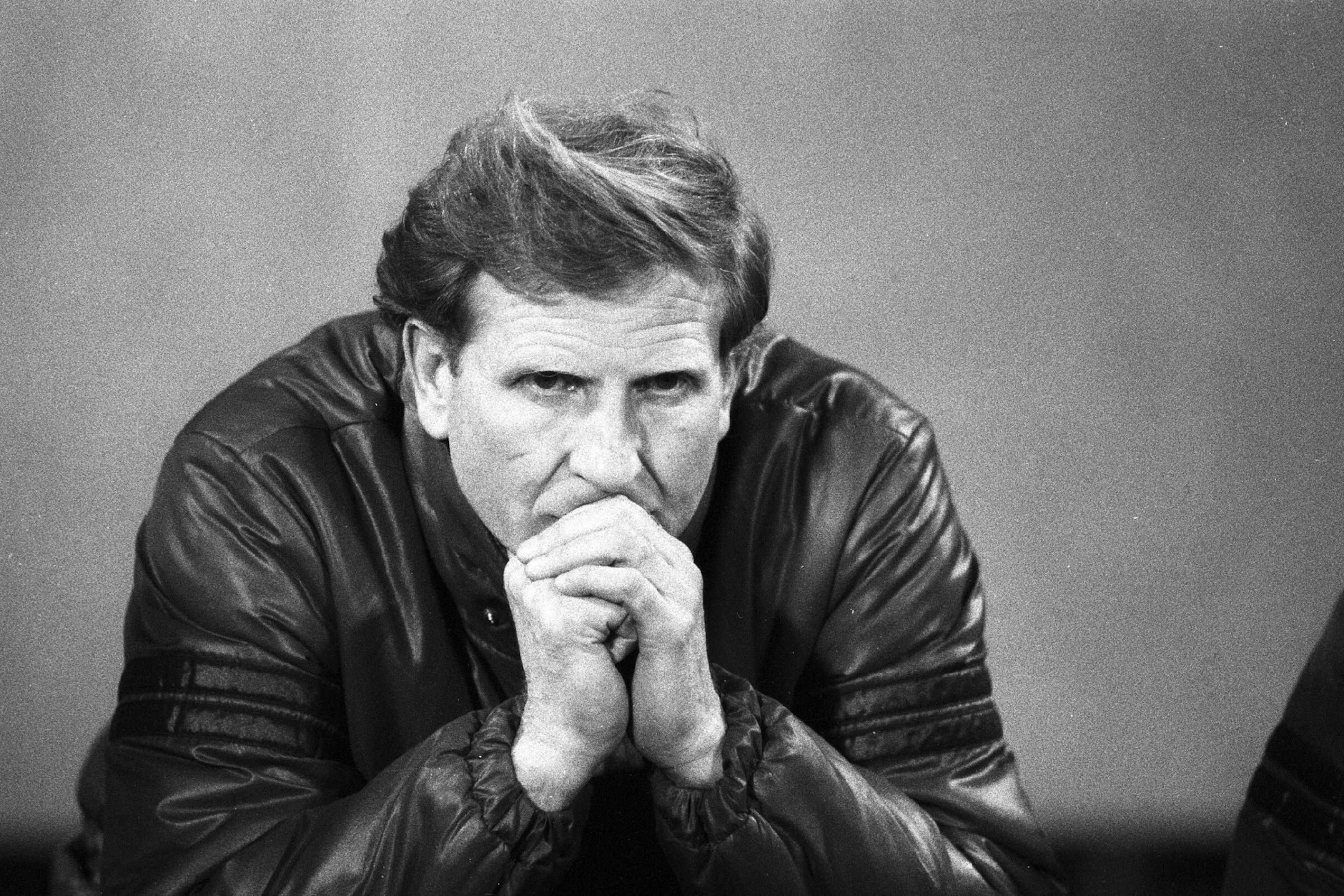 Dresden-Trainer Klaus Sammer kann nicht fassen, was im Rückspiel passiert, nach der Rückkehr in die DDR ist Schluss für ihn.