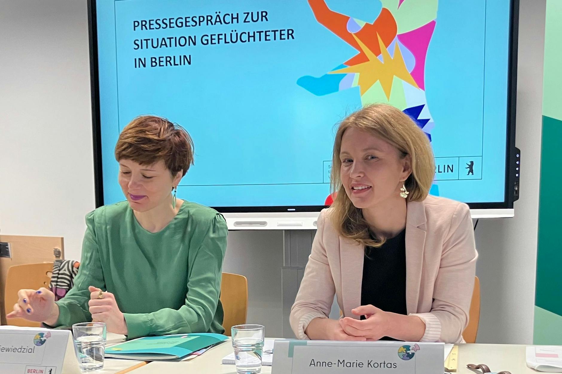 Die Berliner Integrationsbeauftragte Katarina Niewiedzial (l) und die Politikwissenschaftlerin Anne-Marie Kortas beim Pressegespräch am Mittwoch zum Thema „Situation Geflüchteter in Berlin“.