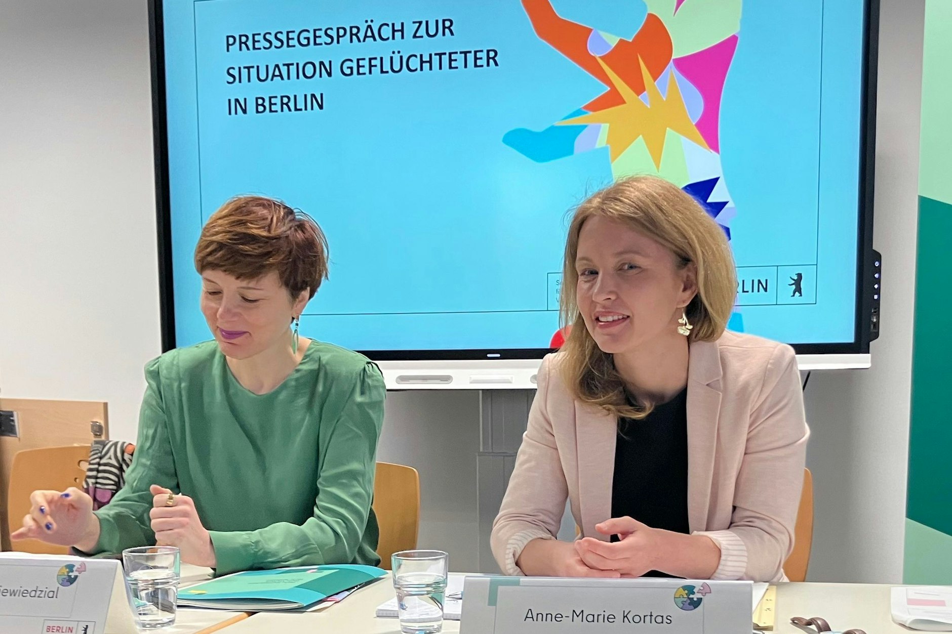 Die Berliner Integrationsbeauftragte Katarina Niewiedzial (l) und die Politikwissenschaftlerin Anne-Marie Kortas beim Pressegespräch am Mittwoch zum Thema „Situation Geflüchteter in Berlin“.