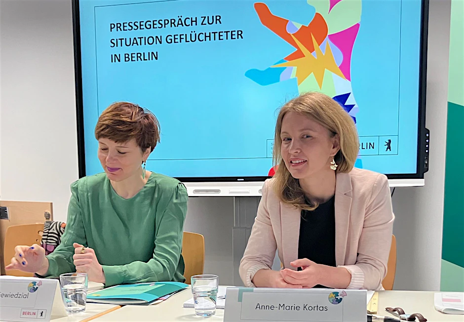 Die Berliner Integrationsbeauftragte Katarina Niewiedzial (l) und die Politikwissenschaftlerin Anne-Marie Kortas beim Pressegespräch am Mittwoch zum Thema „Situation Geflüchteter in Berlin“.