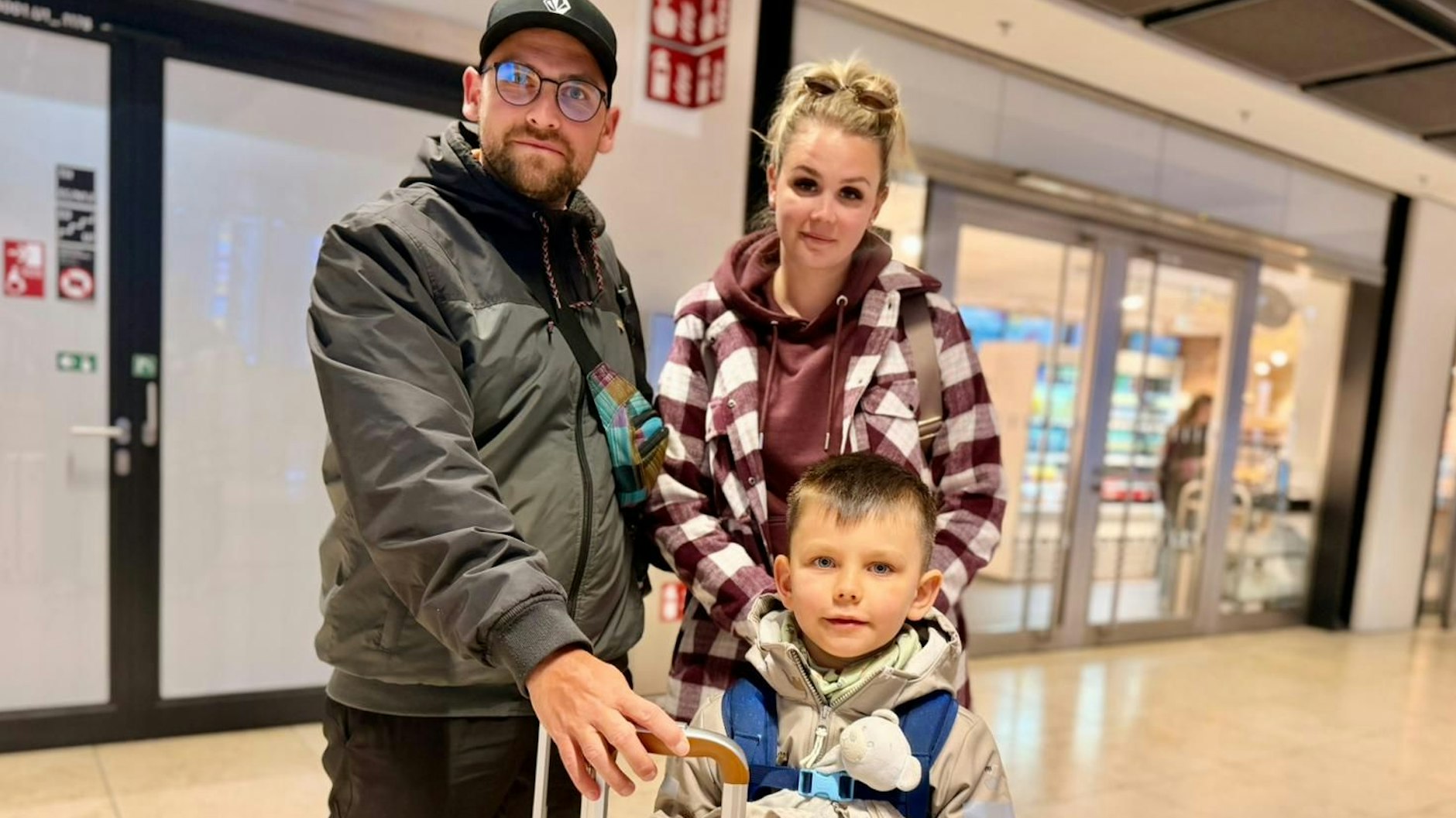 Papa Kevin mit Ehefrau Annabell und Sohn Jonas