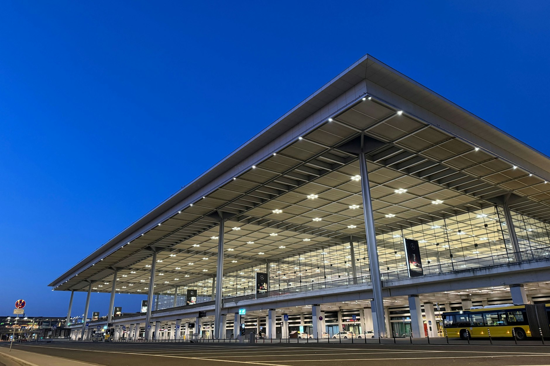 Nur der BVG fährt noch fahrplanmäßig. Das Terminal 1 am Flughafen BER in Schönefeld ist wegen des Warnstreiks der Gewerkschaft Verdi in den Morgenstunden verwaist.