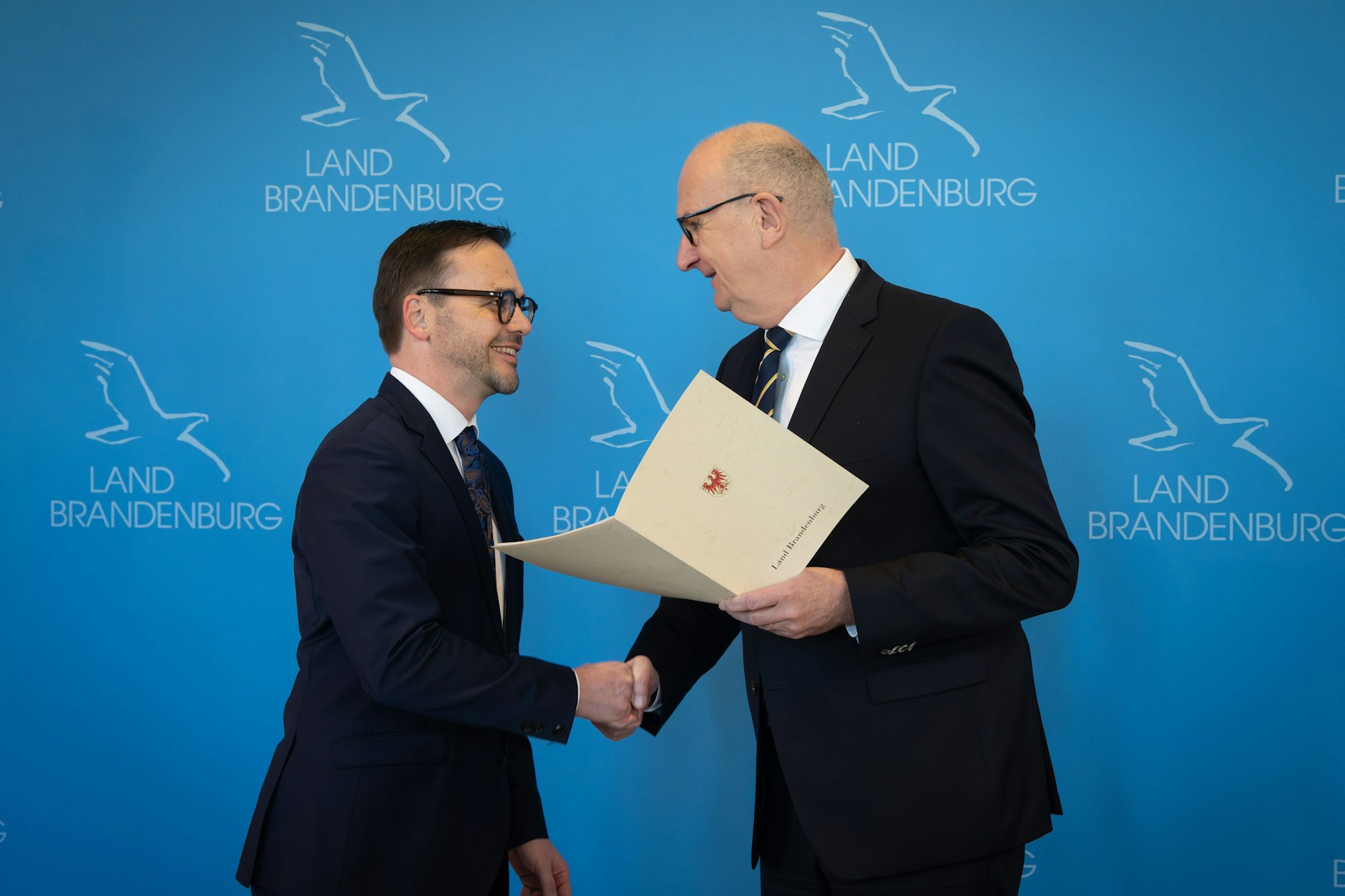 Dietmar Woidke (r, SPD), Ministerpräsident von Brandenburg, ernennt in Potsdam Jan Redmann (CDU) zum Minister des Inneren und für Kommunales.