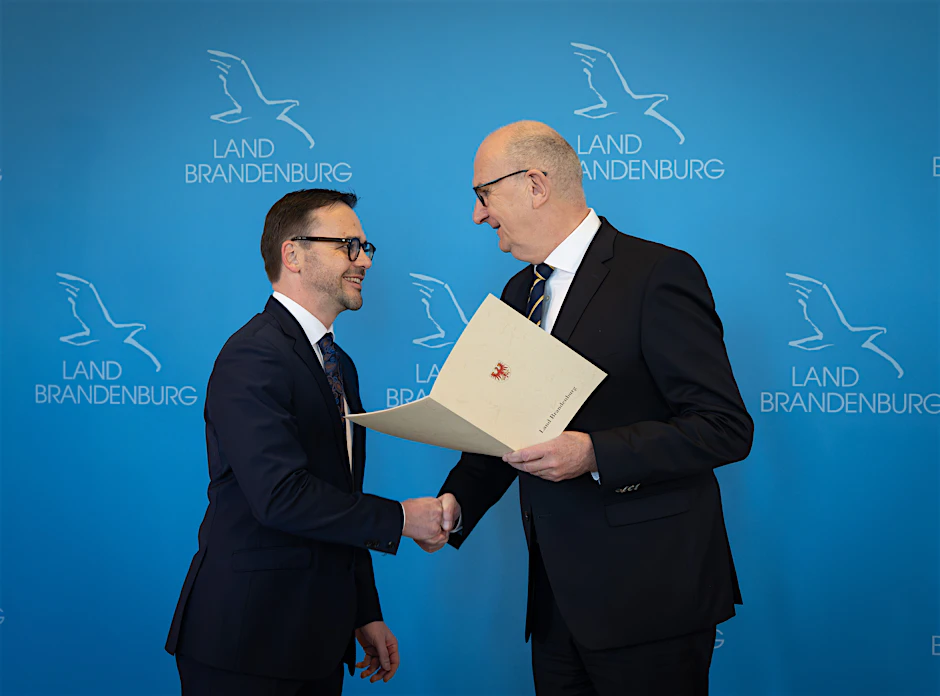 Dietmar Woidke (r, SPD), Ministerpräsident von Brandenburg, ernennt in Potsdam Jan Redmann (CDU) zum Minister des Inneren und für Kommunales.
