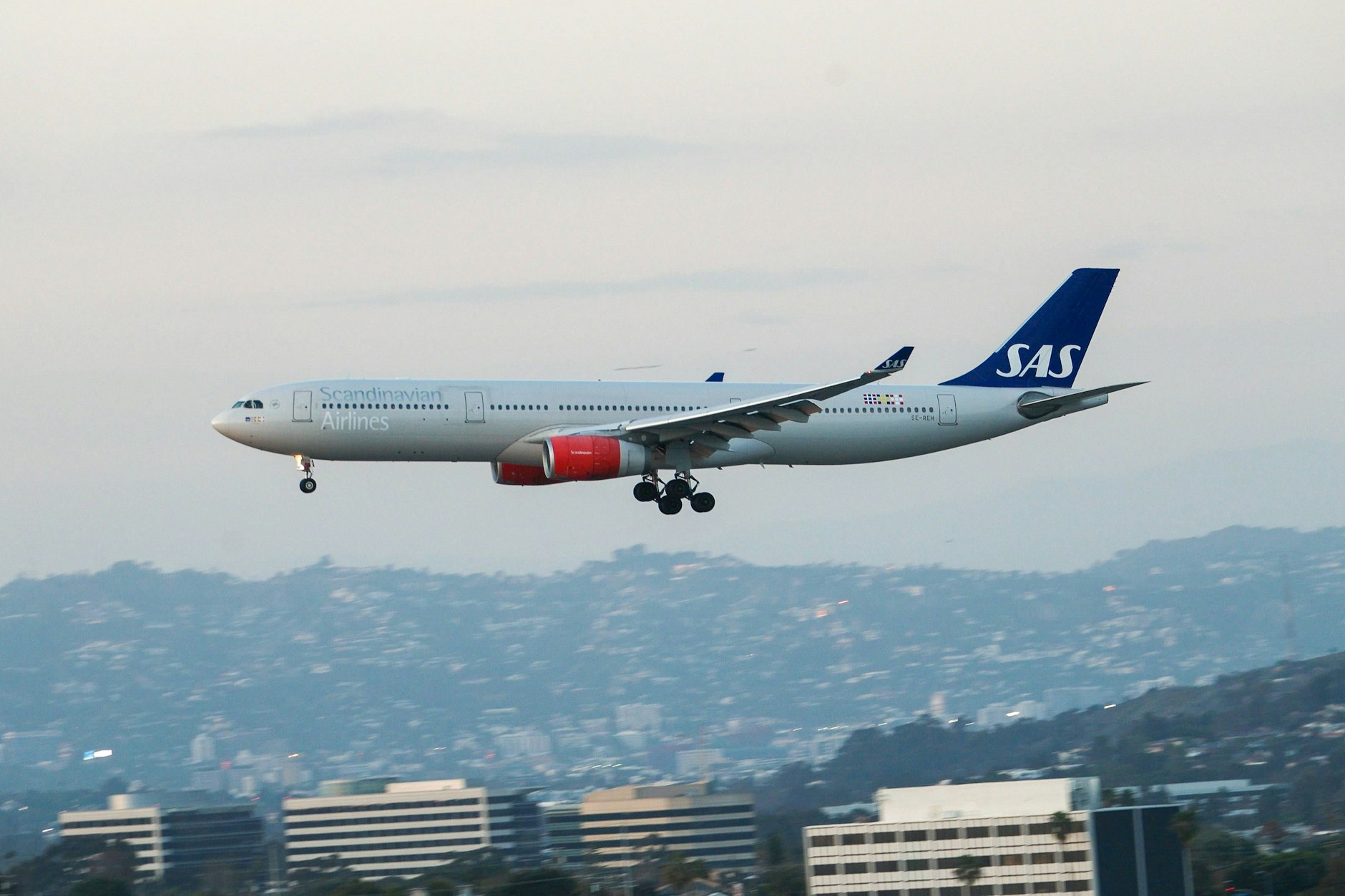 Die skandinavische Fluggesellschaft SAS mit Sitz in Stockholm nimmt aufgrund der gestiegenen Ölpreise Kürzungen im Flugplan vor.