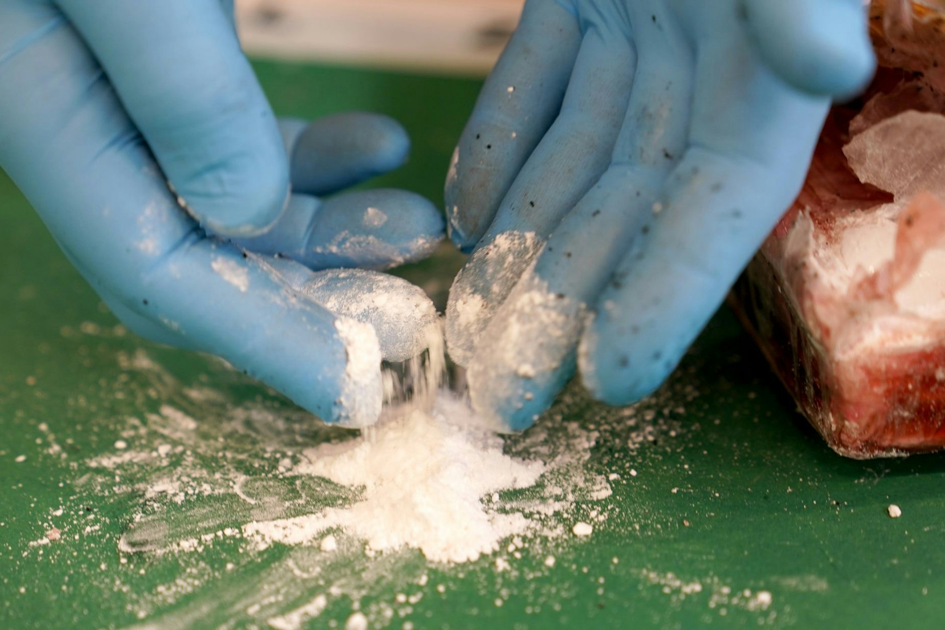 Ein Pressesprecher des Zolls Hamburg präsentiert auf einem Medientermin im Hafen einen kleinen Teil sichergestellten Kokains.