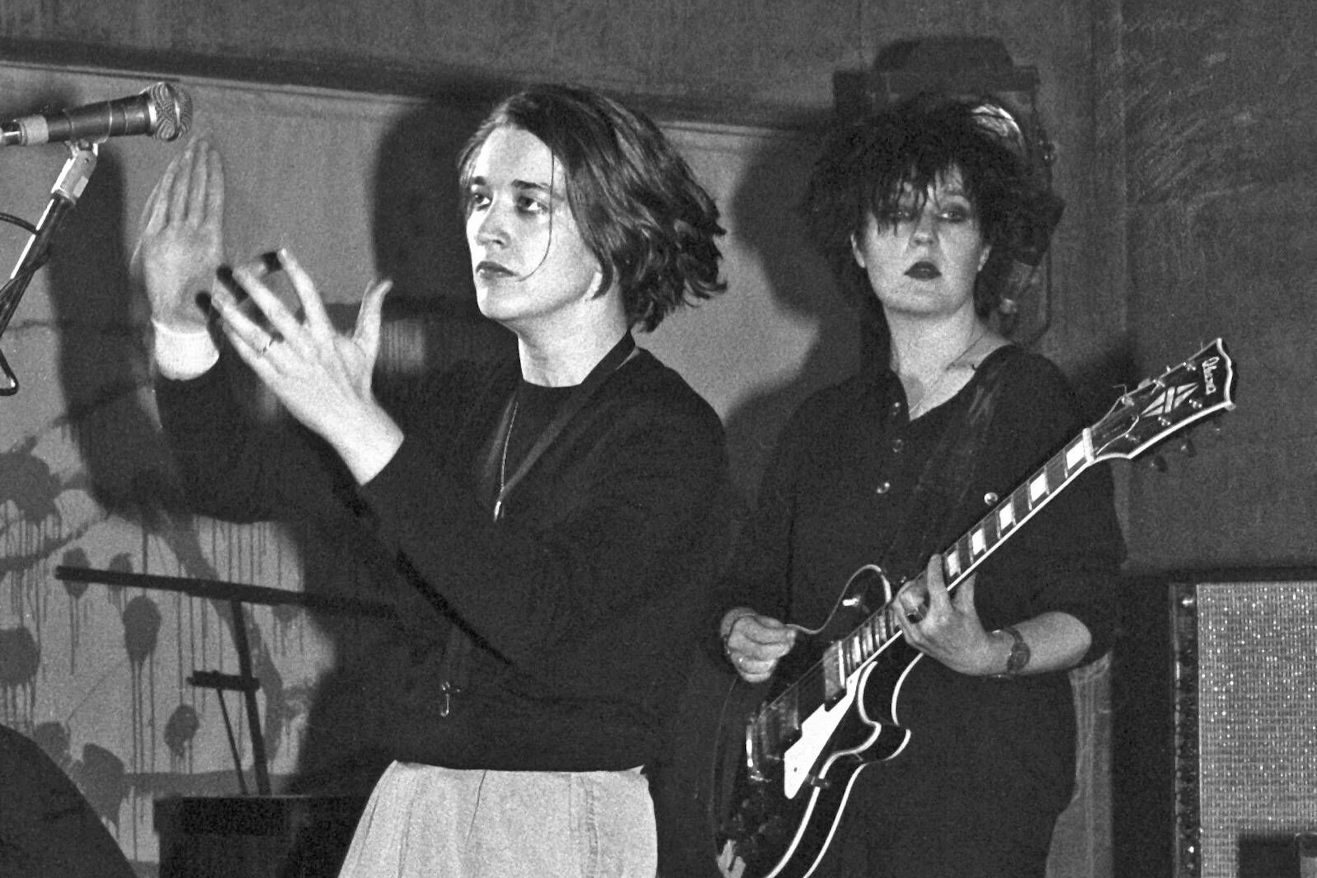 Bettina Köster (l.) im Juni 1982 zusammen mit Guitarristin Manon Duursma.