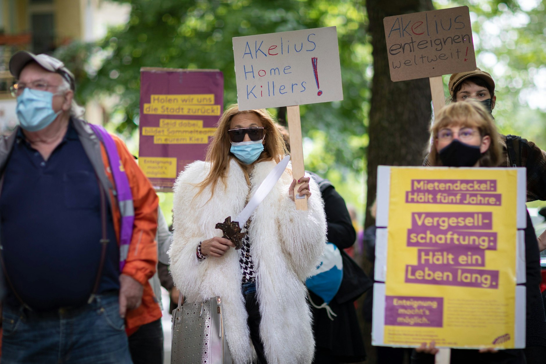 Protest in Berlin: Demonstranten fordern auf Schildern die Überführung von Wohnungsbeständen in Gemeineigentum.