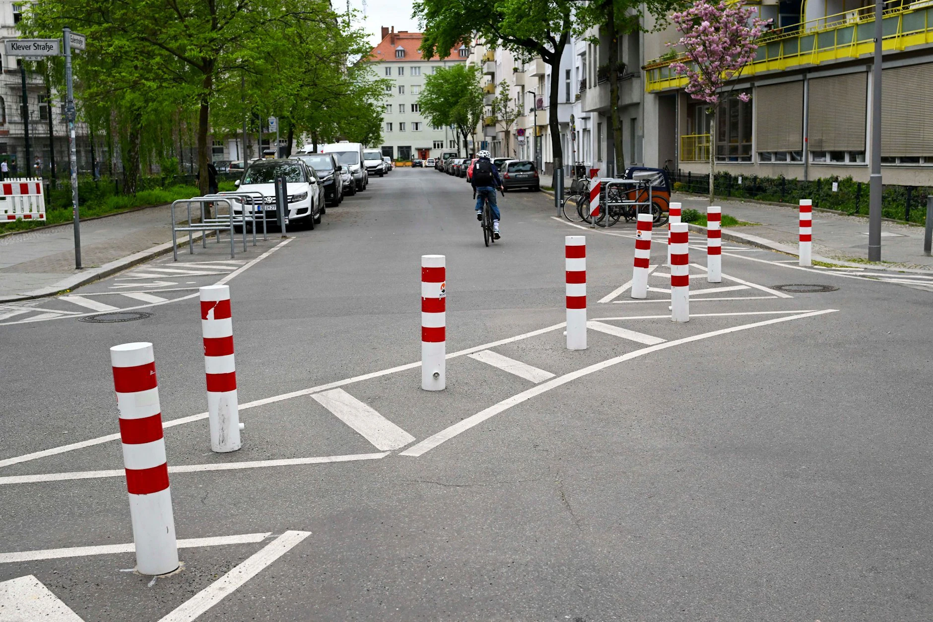 Poller verhindern in der Eulerstraße im Bellermannkiez in Wedding die Durchfahrt für den motorisierten Verkehr. 