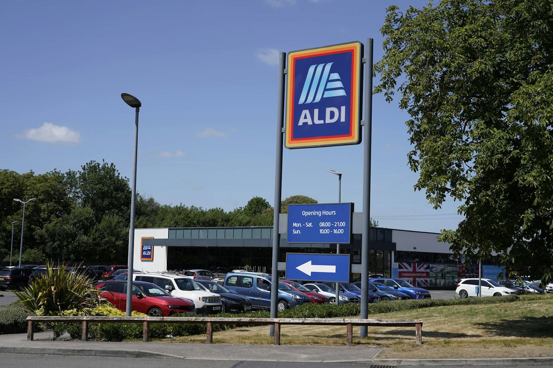 Eine Aldi-Filiale in Yorkshire: Der Discounter beendet in Großbritannien seinen kassenlosen Testmarkt und kehrt zum klassischen Einkaufskonzept zurück.