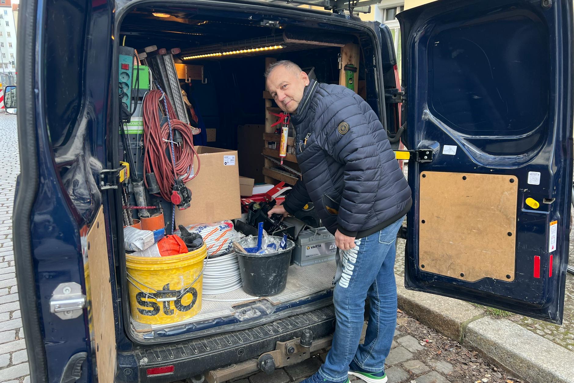 Mario Mitzinger an einem seiner Transporter. Hier in der Immanuelkirchstraße in Prenzlauer Berg haben er und seine Kollegen tatsächlich einen guten Parkplatz gefunden.