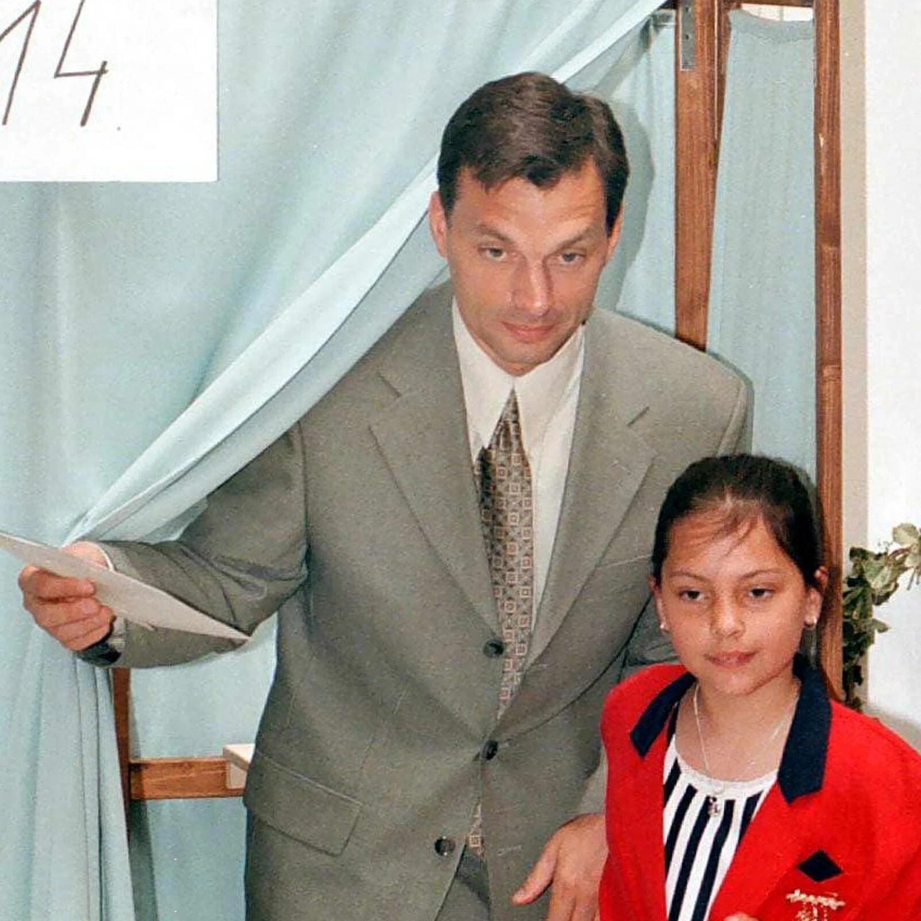 Viktor Orbán und seine Tochter Sara, 1998