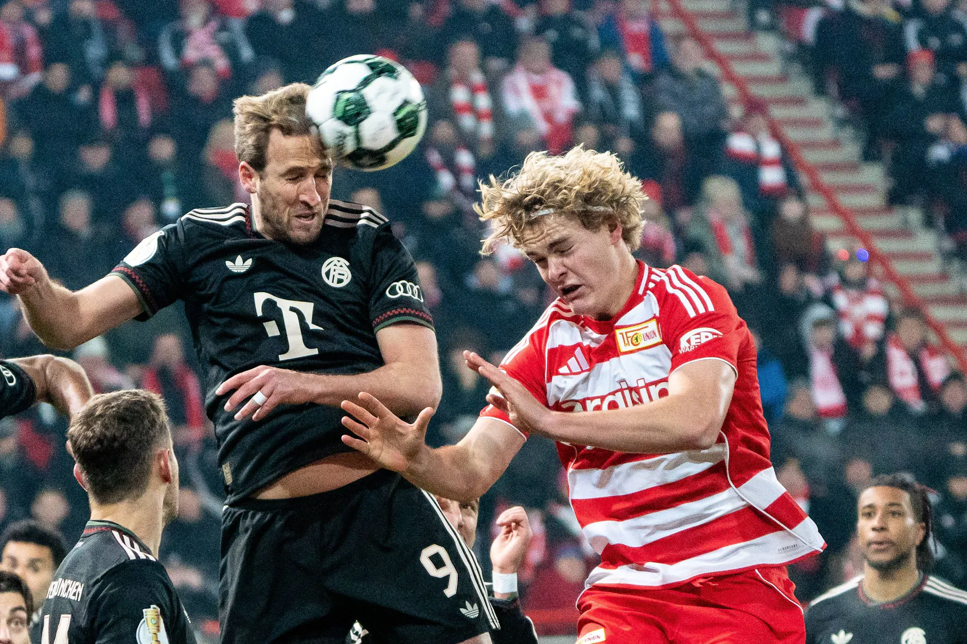 Unions Tom Rothe (r.) im Luftduell mit Bayern-Star Harry Kane. Im „Football Manager 26“ sind beide ähnlich begehrt.