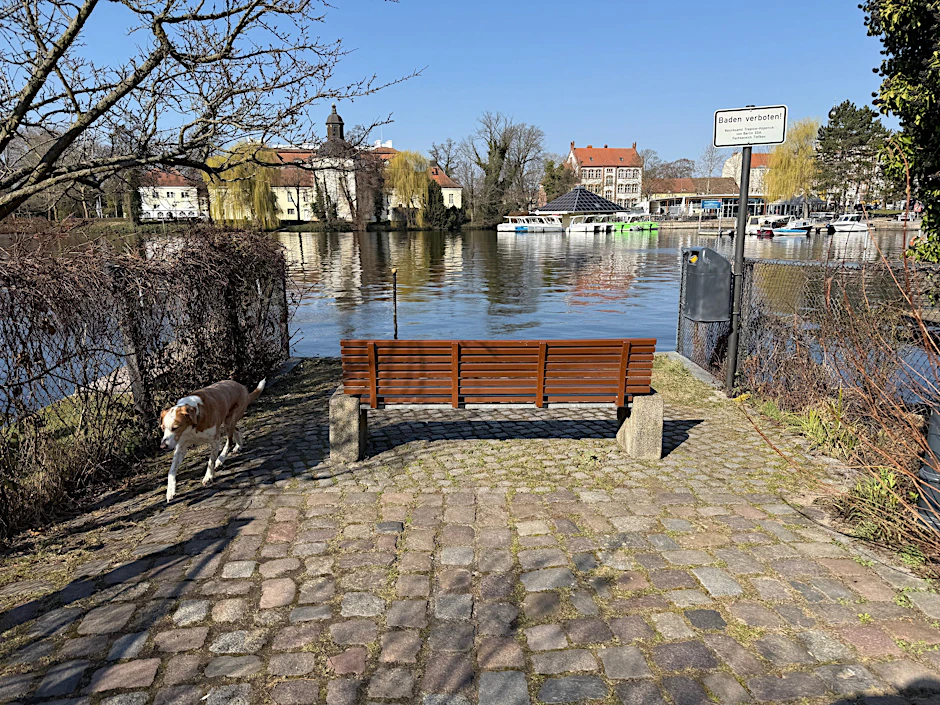 Das Schloss in Köpenick liegt unmittelbar am Wasser und ist ein beliebtes Fotomotiv.