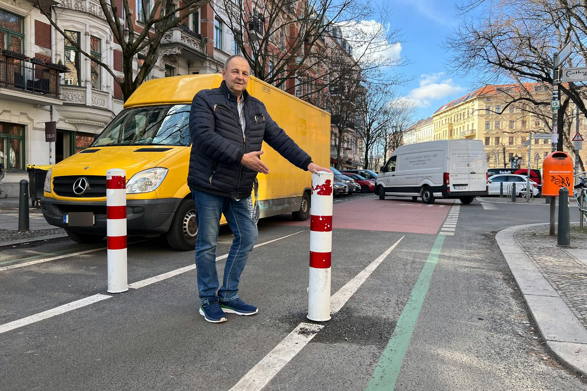 Mario Mitzinger an den Pollern in der Stargarder Straße. Auch für Handwerker wie ihn ist nun hier Schluss. Andere Transportfahrer nutzen die Poller als Parkfläche (l.), andere irren herum (r.).