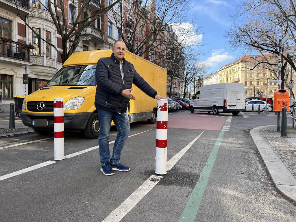 Berliner Handwerker nimmt jetzt Poller-Kiez-Zuschlag