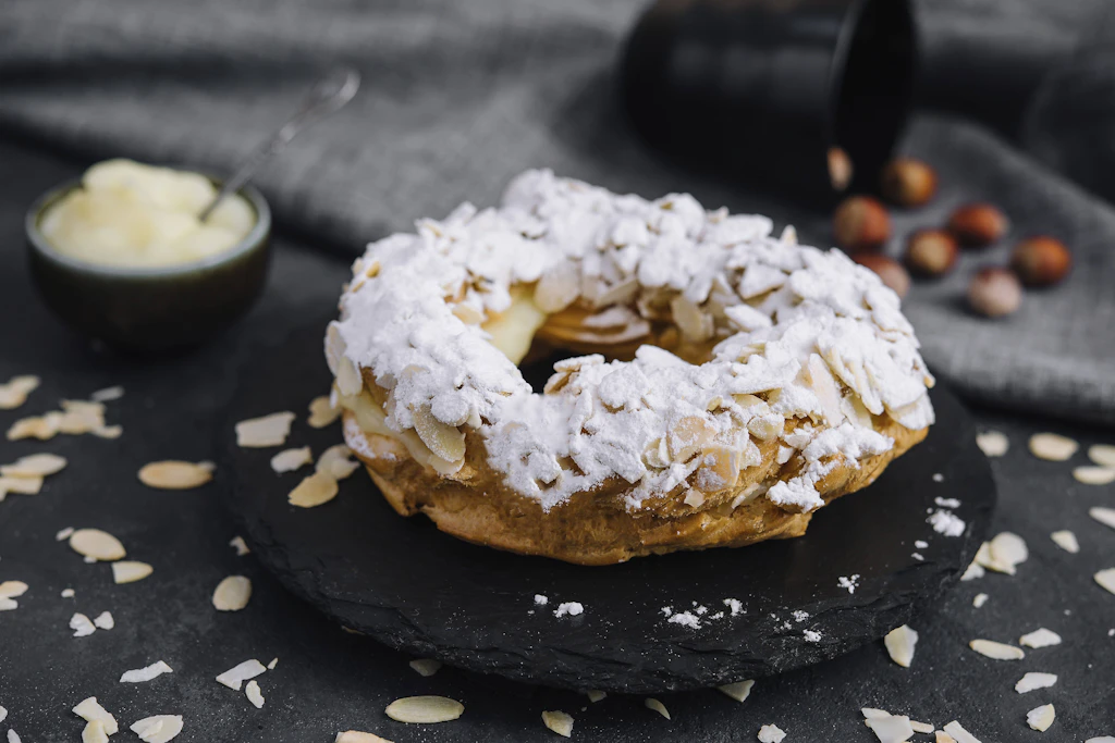 Wenn Sie möchten, dass die Paris-Brest noch edler aussehen, bestreuen Sie sie vor dem Backen mit Mandelsplittern. Das gibt Ihnen eine sehr schöne Oberfläche.