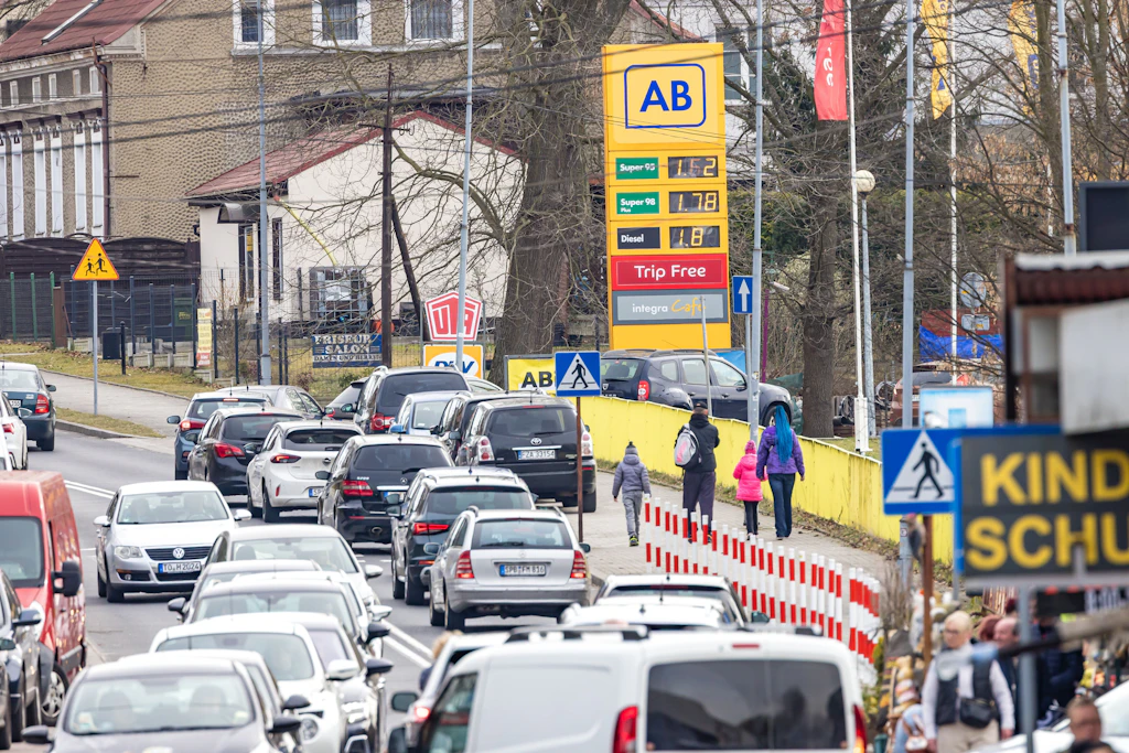 Wie hier in Leknica bilden sich vor polnischen Tankstellen in Grenznähe lange Schlangen. Viele Berliner und Brandenburger fahren zum Tanken nach Polen.