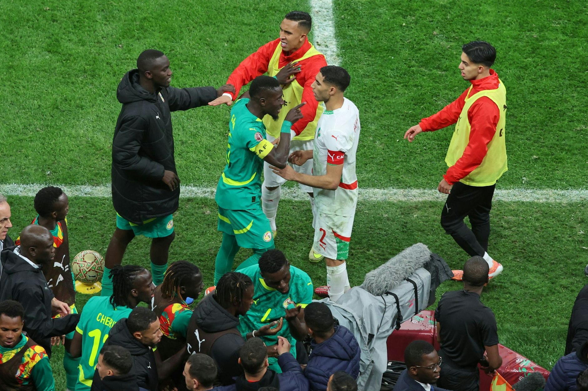 Marokkos Achraf Hakimi (M,r) und Senegals Idrissa Gueye (M,l) duskutieren nach einem umstrittenen Elfmeter für Marokko.