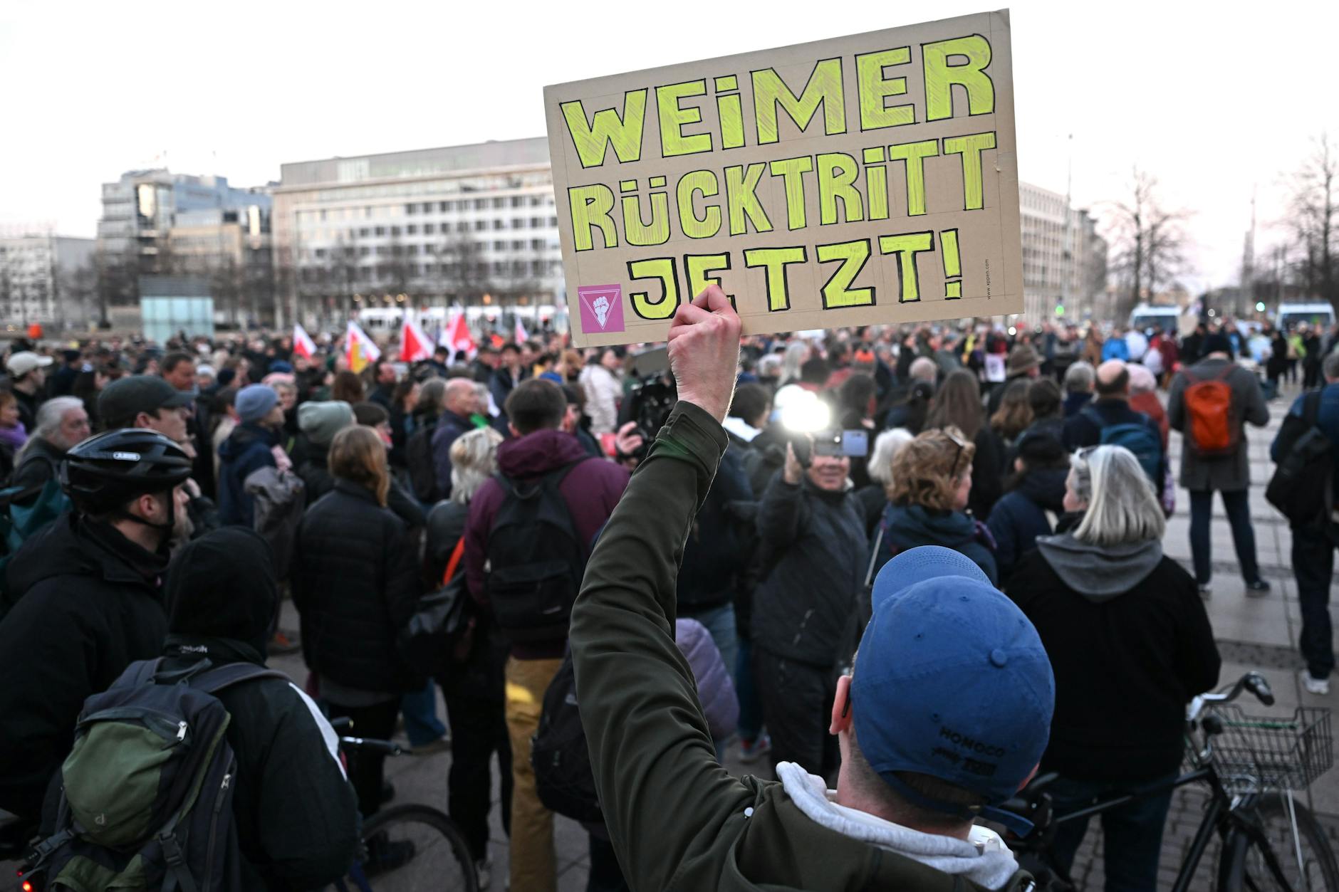 Vor der Eröffnungsfeier der Leipziger Buchmesse kam es am Gewandhaus zu Protesten gegen Kulturstaatsminister Wolfram Weimer.
