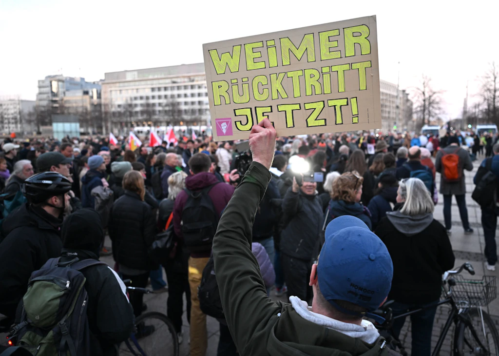Yüzlerce kişi Leipzig Kitap Fuarı önünde protesto düzenledi