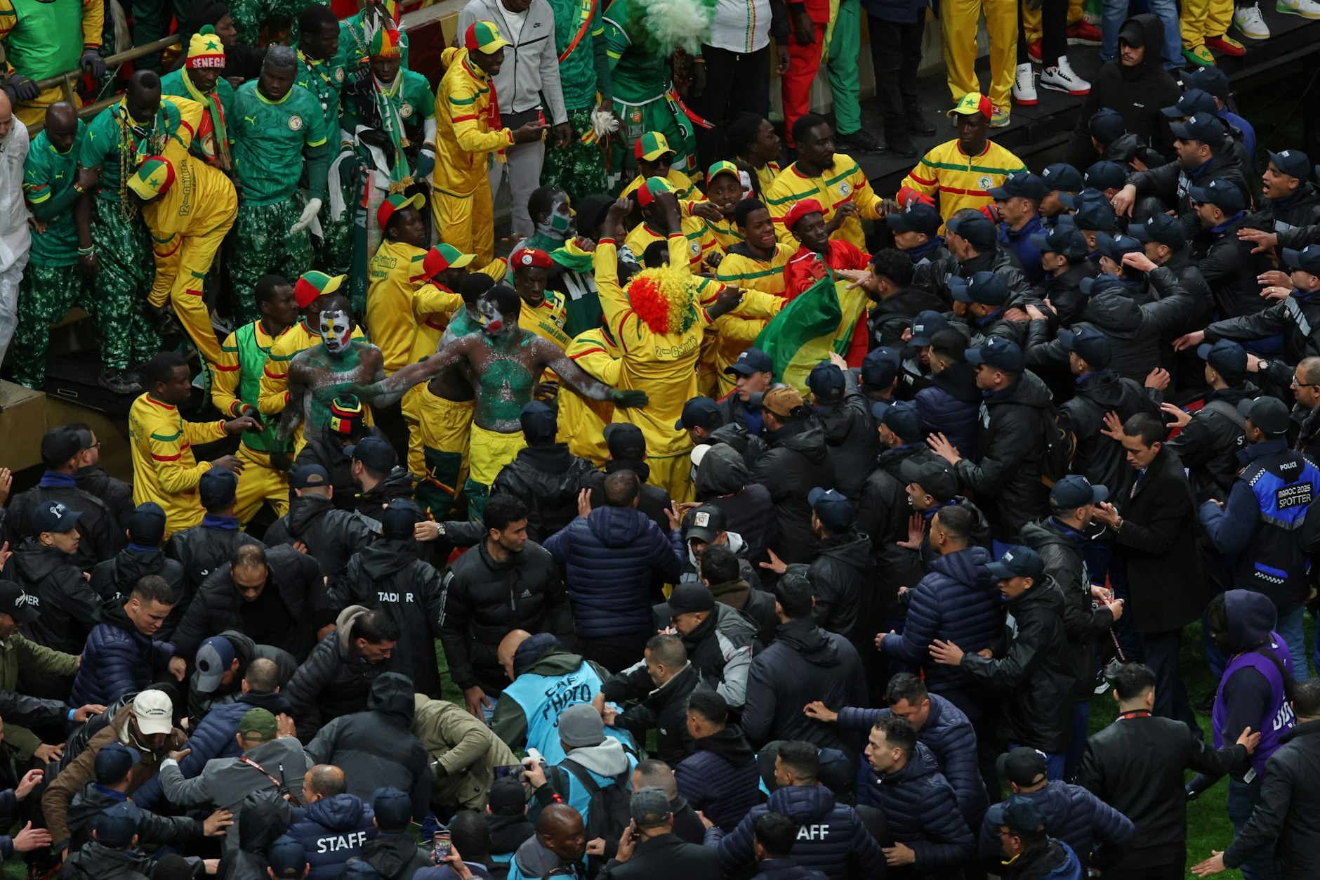 Senegalesische Fans geraten mit Sicherheitskräften aneinander, nachdem Marokko während des Endspiels ein umstrittener Elfmeter zugesprochen wurde.