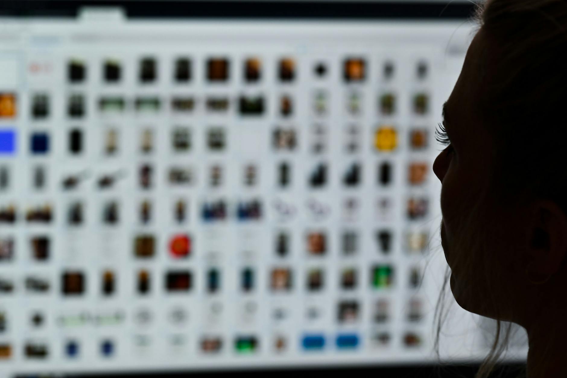 Eine Kriminaloberkommissarin wertet am Computer Fälle von Kinderpornografie und sexuellem Missbrauch aus.