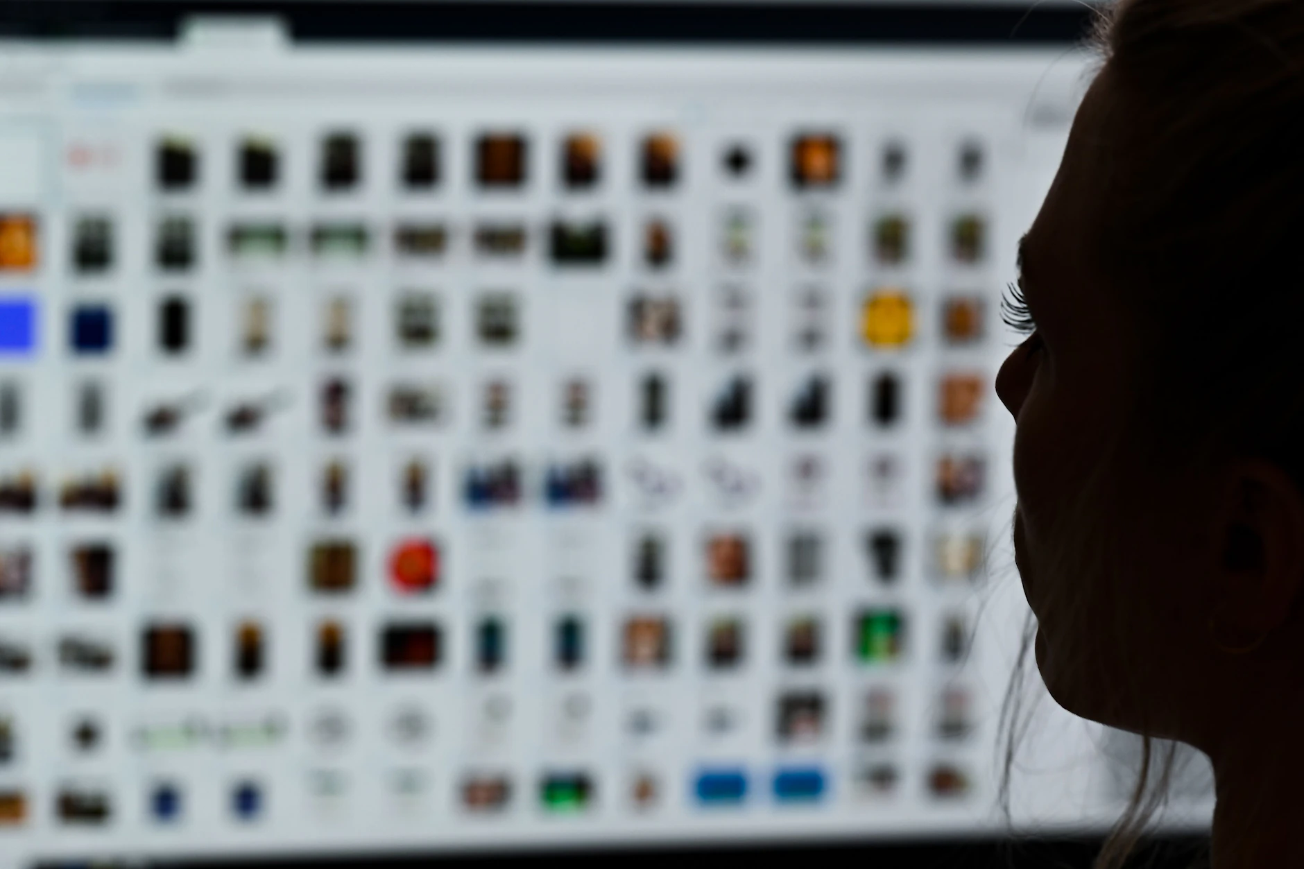 Eine Kriminaloberkommissarin wertet am Computer Fälle von Kinderpornografie und sexuellem Missbrauch aus.