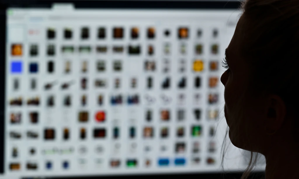 Eine Kriminaloberkommissarin wertet am Computer Fälle von Kinderpornografie und sexuellem Missbrauch aus.