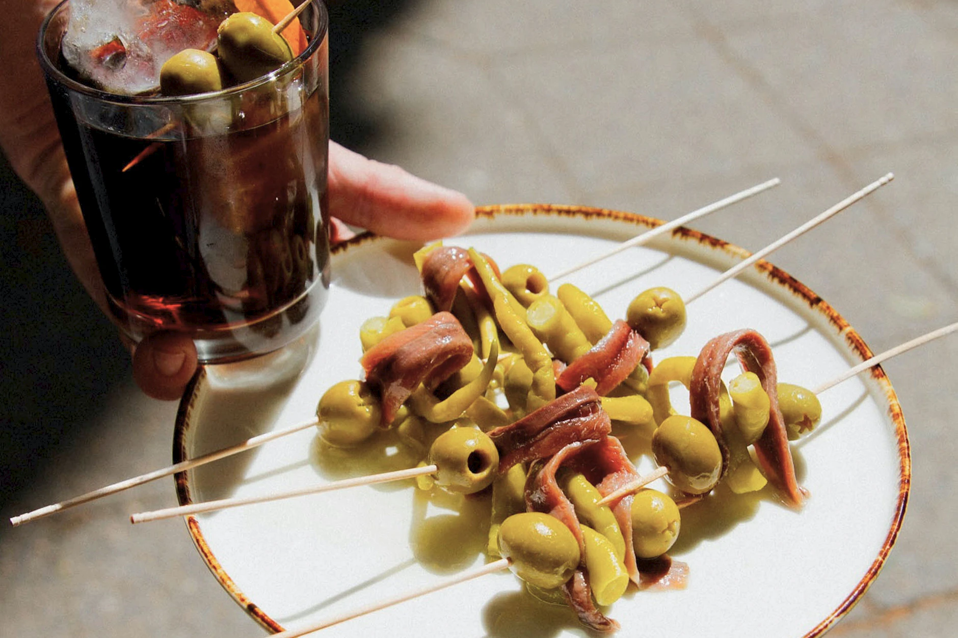 Spießchen mit Oliven, Piparras und Anchovis aus Santoña, einer Küstenstadt in Kantabrien, berühmt für die eingelegten Sardellen.