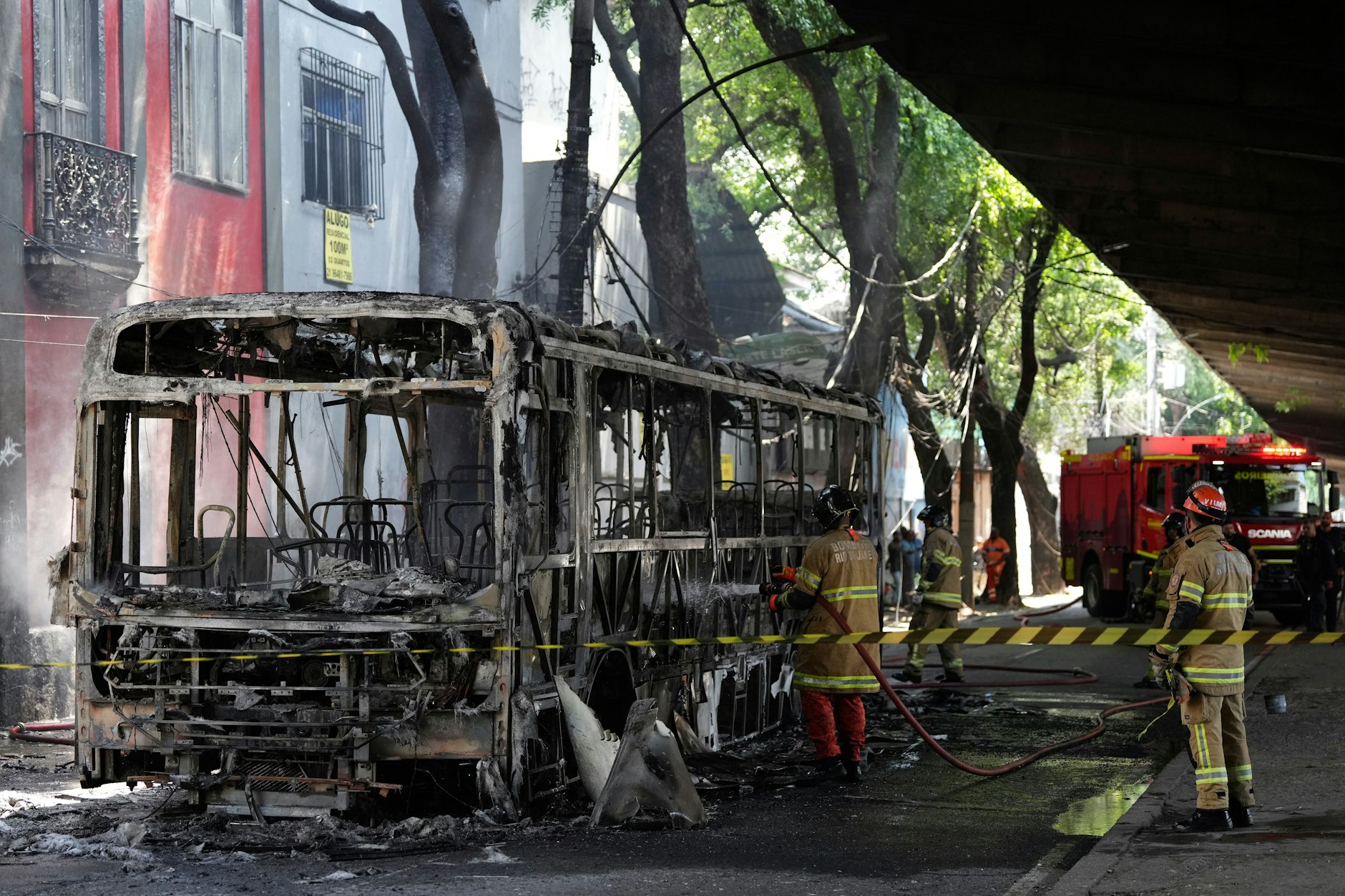 Feuerwehrleute löschten in Rios Stadtteil Morro dos Prazeres einen Bus, den Kriminelle nach dem Polizeieinsatz in Brand gesetzt hatten.