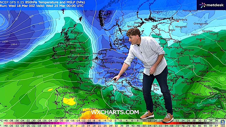 Der Meteorologe Dominik Jung von wetter.net zeigt den blau eingefärbten Kältekeil, der von Norden kommend ganz Deutschland erfasst und bis nach Norditalien reichen könnte.
