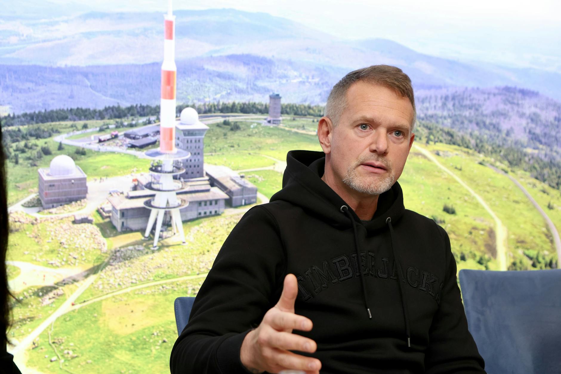 Thomas Kemner, Geschäftsführer der Timberjacks Holding, stellt auf einem Pressetermin sein Konzept für die Bewirtschaftung des Brockens vor.