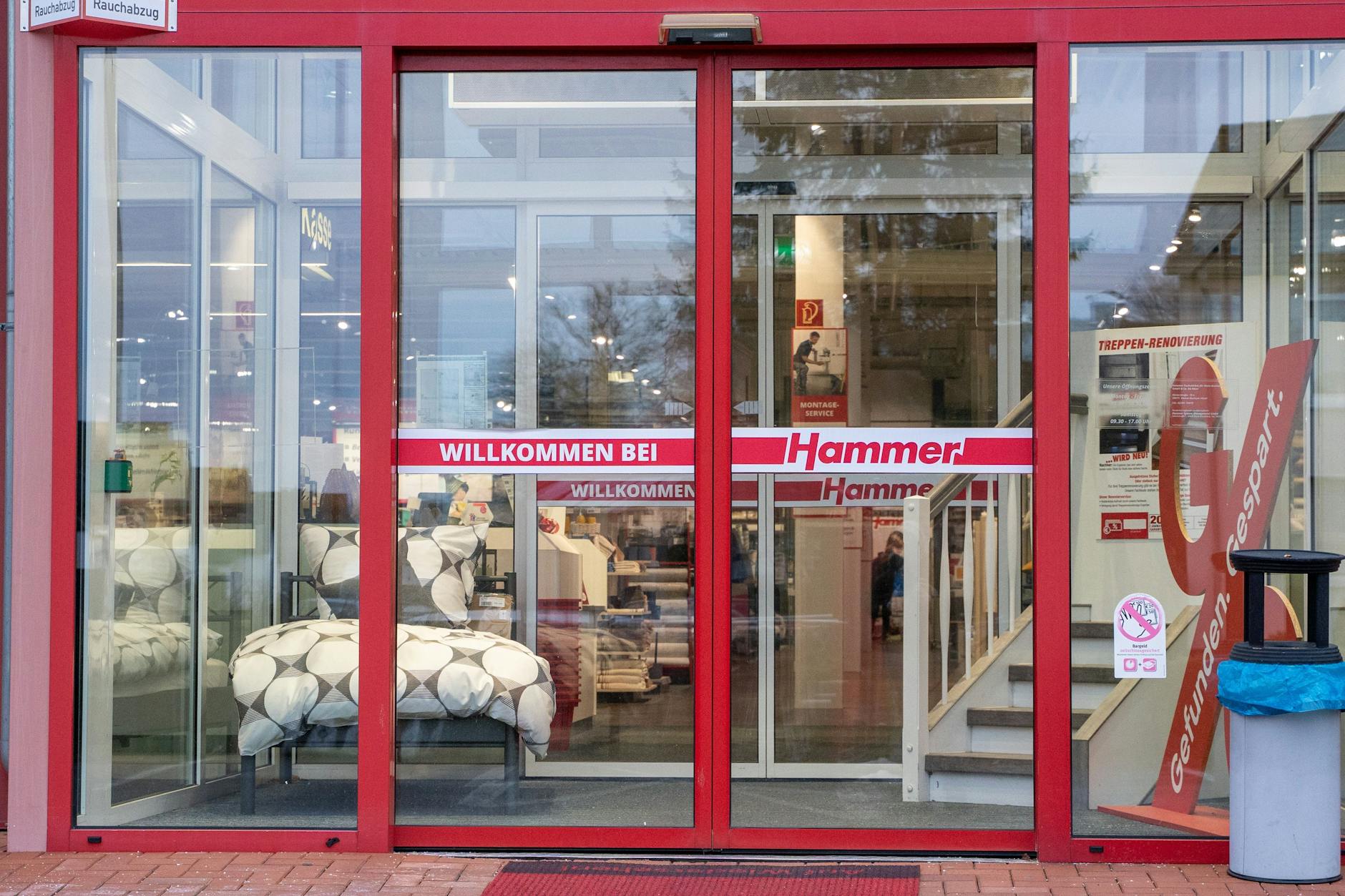 Eingangsbereich einer Hammer-Filiale: Die Einrichtungskette steckt in wirtschaftlichen Schwierigkeiten, viele Standorte stehen vor einem möglichen Ausverkauf.