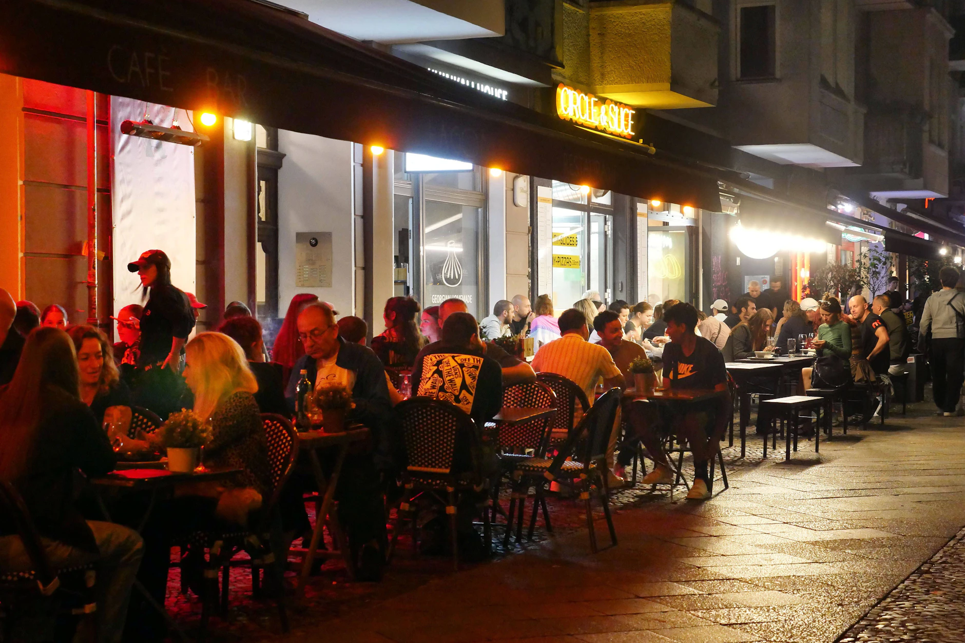 Belebte Straßen, laute Stimmen: Das neue Gaststättengesetz könnte längeres Sitzen draußen erlauben.