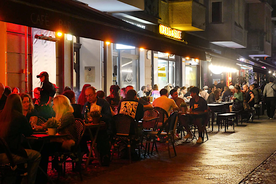 Belebte Straßen, laute Stimmen: Das neue Gaststättengesetz könnte längeres Sitzen draußen erlauben.