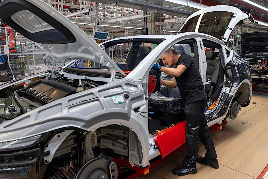 Perspektivwechsel am Fließband: Jochem Freyer, Chef der Arbeitsagentur Frankfurt (Oder), bei der Montage in der Gigafactory in Grünheide.