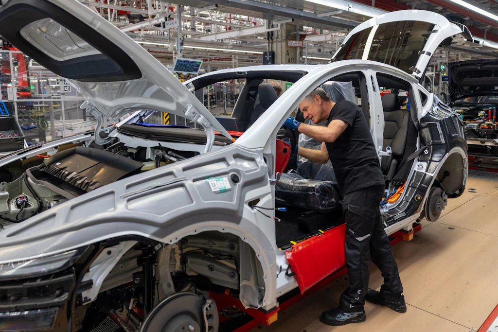 „Möchte ein gutes Gefühl haben“: Arbeitsagentur-Chef arbeitet am Tesla-Band