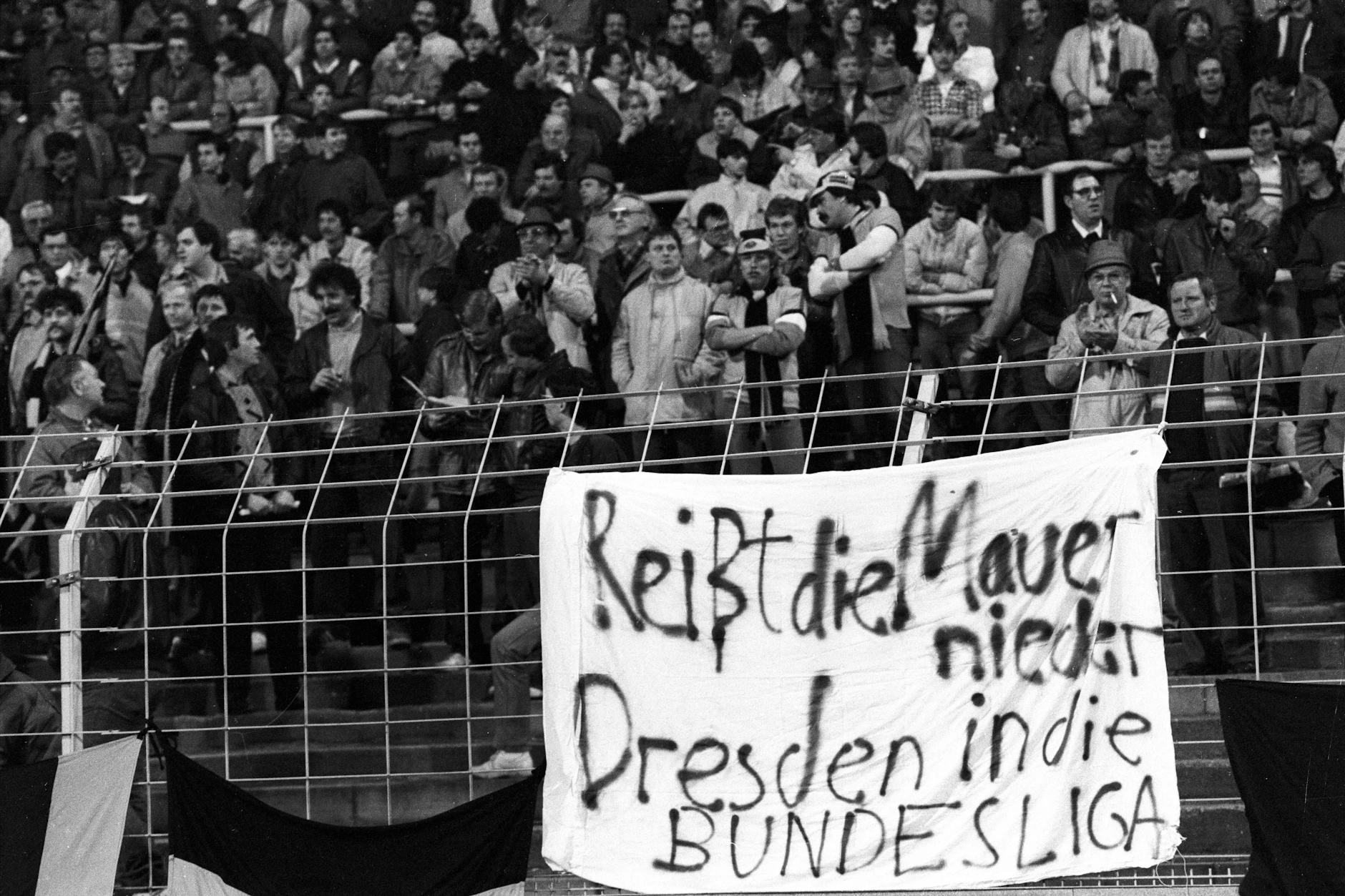 Dieses Plakat hing am 19. März 1986 im Grotenburg-Stadion. Sechs Jahre später begegneten sich beide Klubs dann tatsächlich in der Bundesliga.