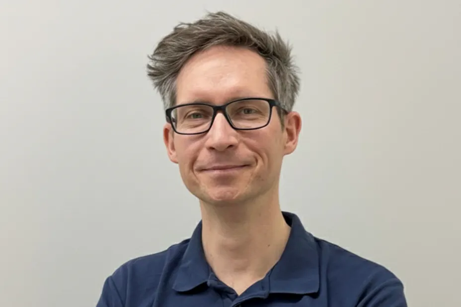 Kinderarzt Steven Rohbeck aus Potsdam hat die Aktion „Handyfreie Praxis“ ins Leben gerufen und setzt damit ein Zeichen gegen Smartphones im Wartezimmer.