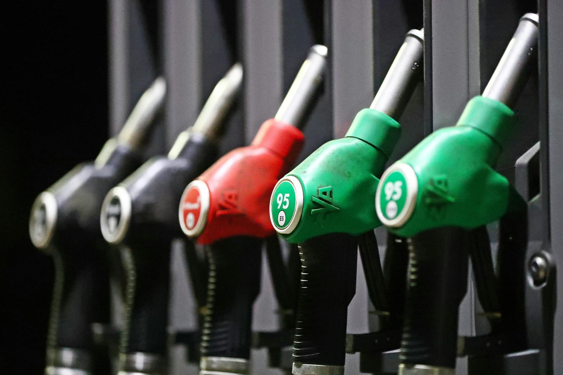 Die Spritpreise an deutschen Tankstellen sind im Wochenvergleich leicht gesunken.