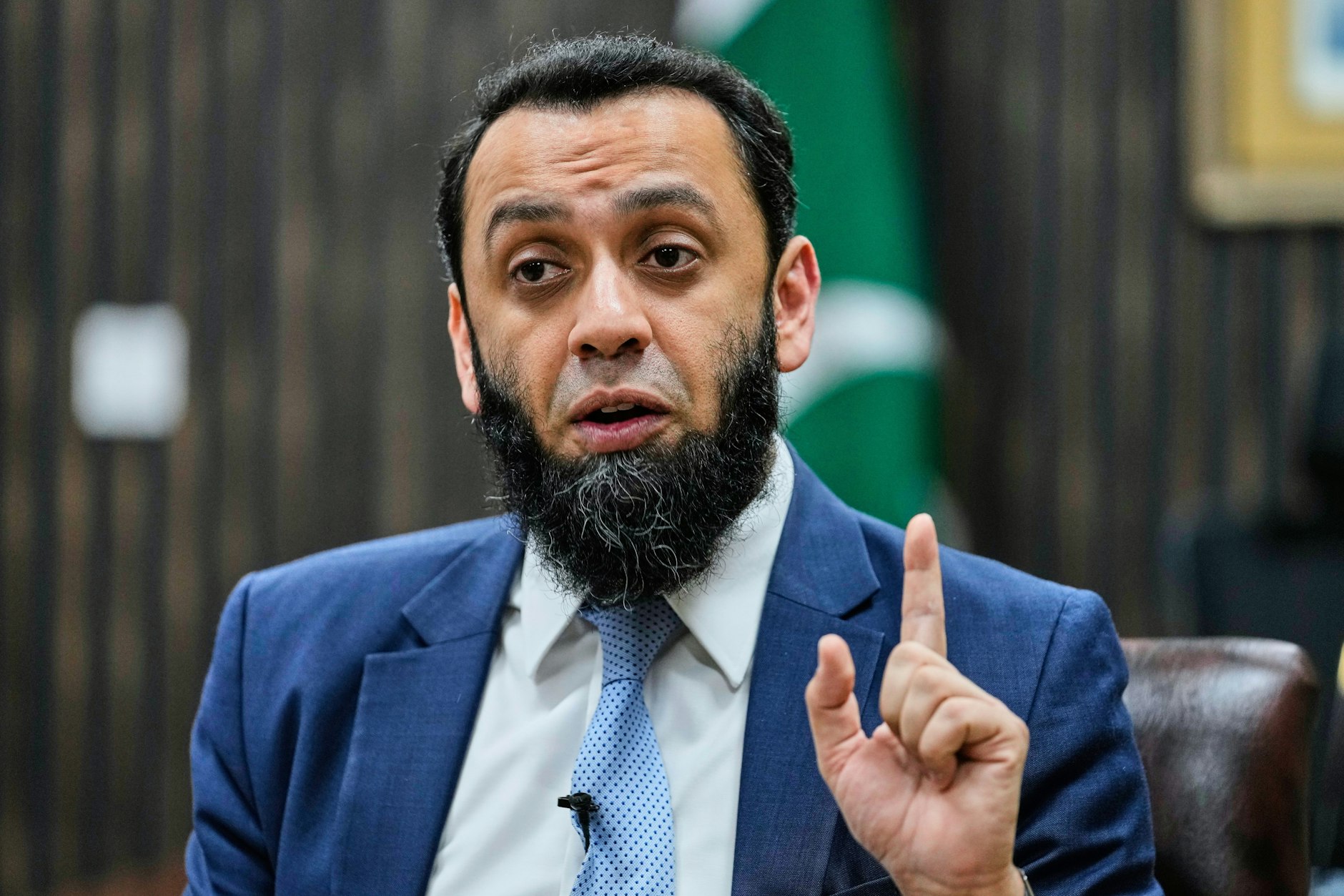 Attaullah Tarar, Informationsminister von Pakistan, spricht während eines Interviews mit The Associated Press in der pakistanischen Hauptstadt.