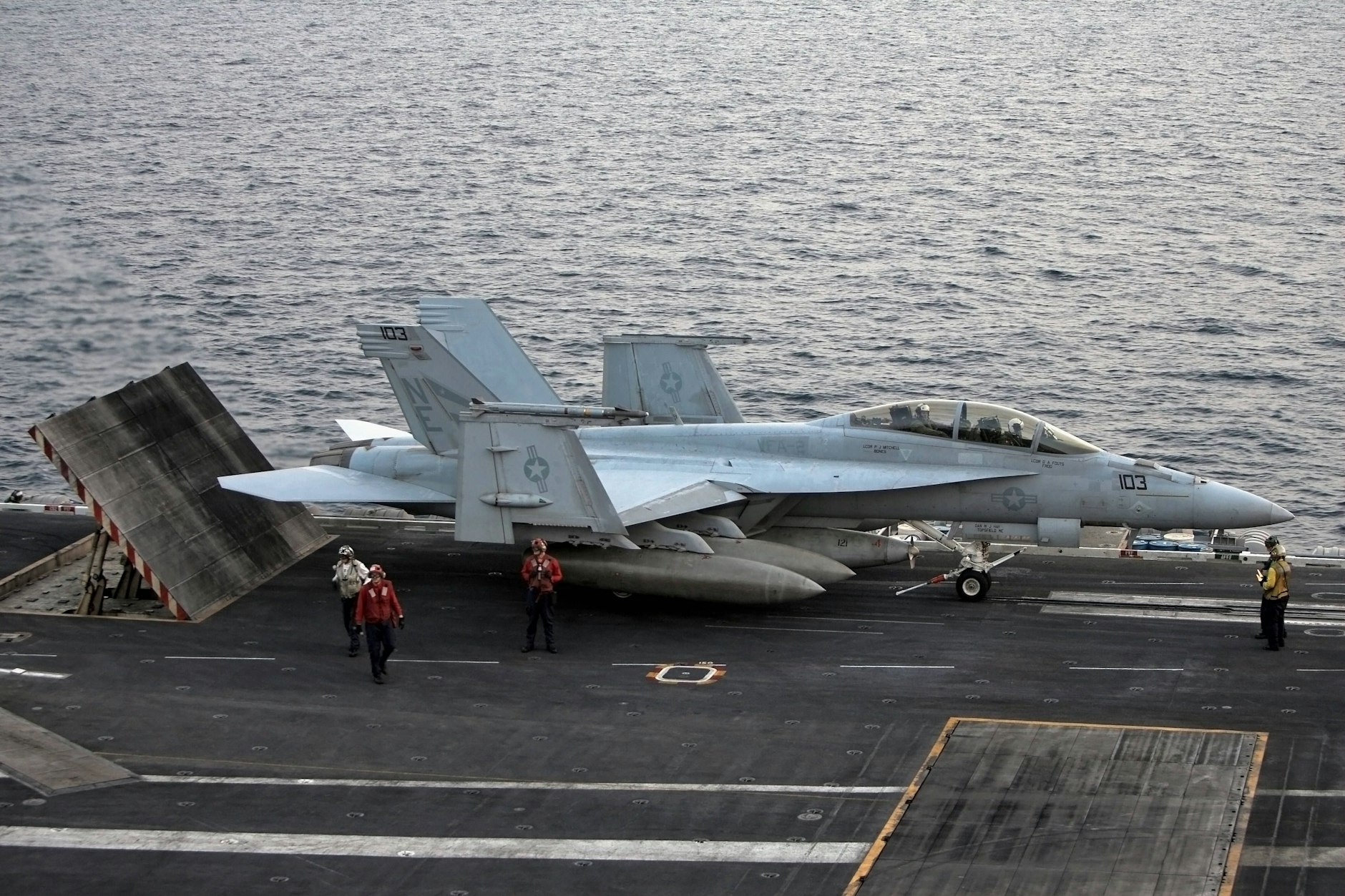 Eine FA-18EF Super Hornet wird für den Katapultstart fertig gemacht.