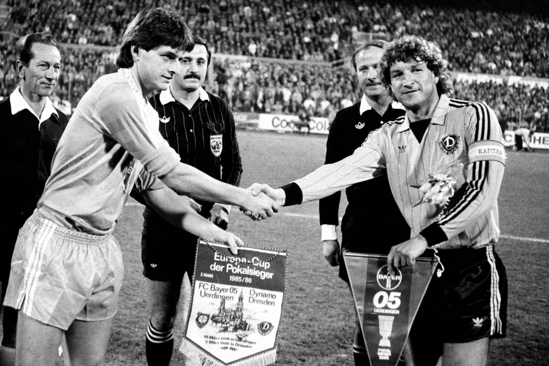 Die Kapitäne Matthias Herget (Uerdingen links) und Dixi Dörner (Dynamo) tauschen vor dem Spiel in Krefeld die Wimpel.